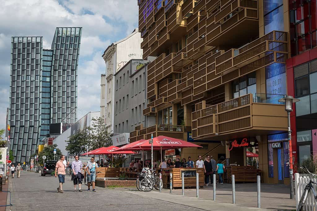 Spielbudenplatz auf St. Pauli mit Blick auf die Tanzenden Türme