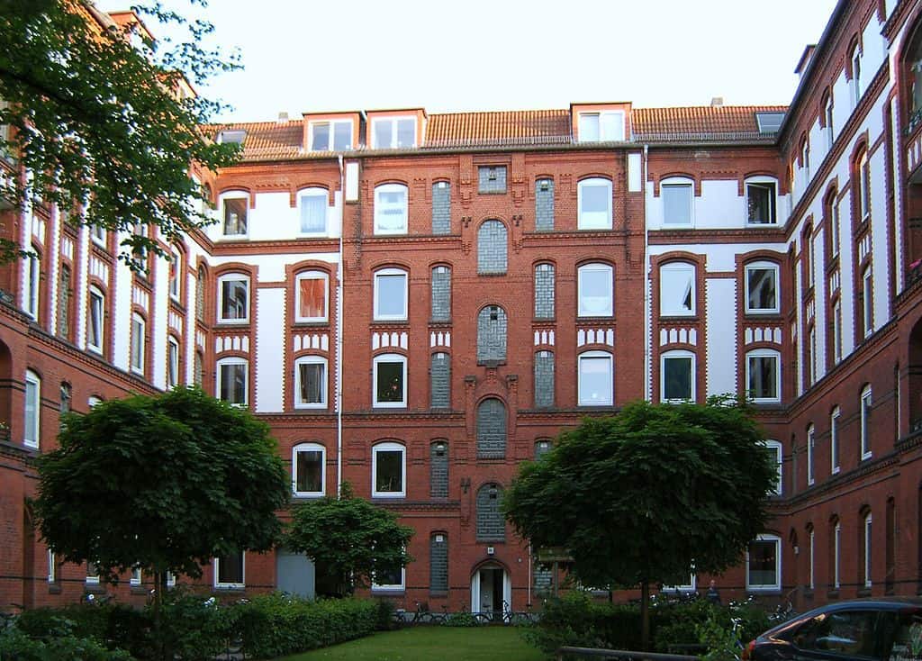 Blick auf Innenhof der Hamburger Burg am Schleidenplatz, Hamburg Barmbek-Süd