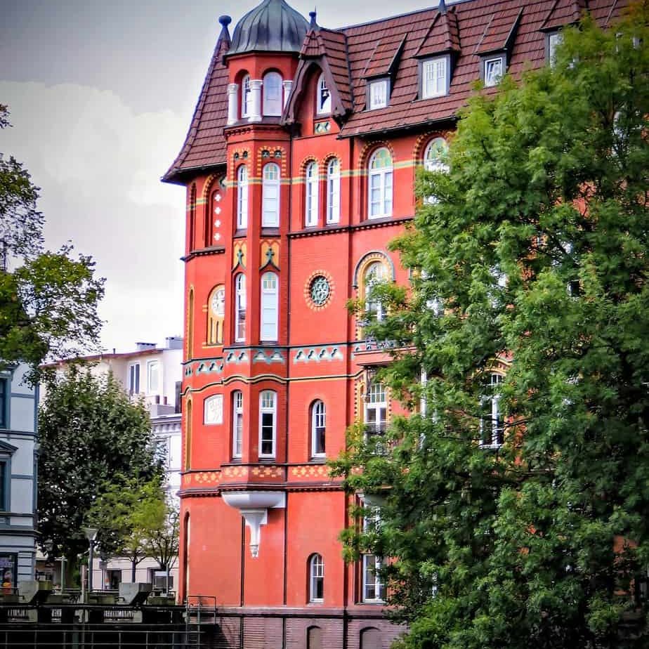 Blick auf verziertes rotes Altstadthaus in Hamburg Bergedorf