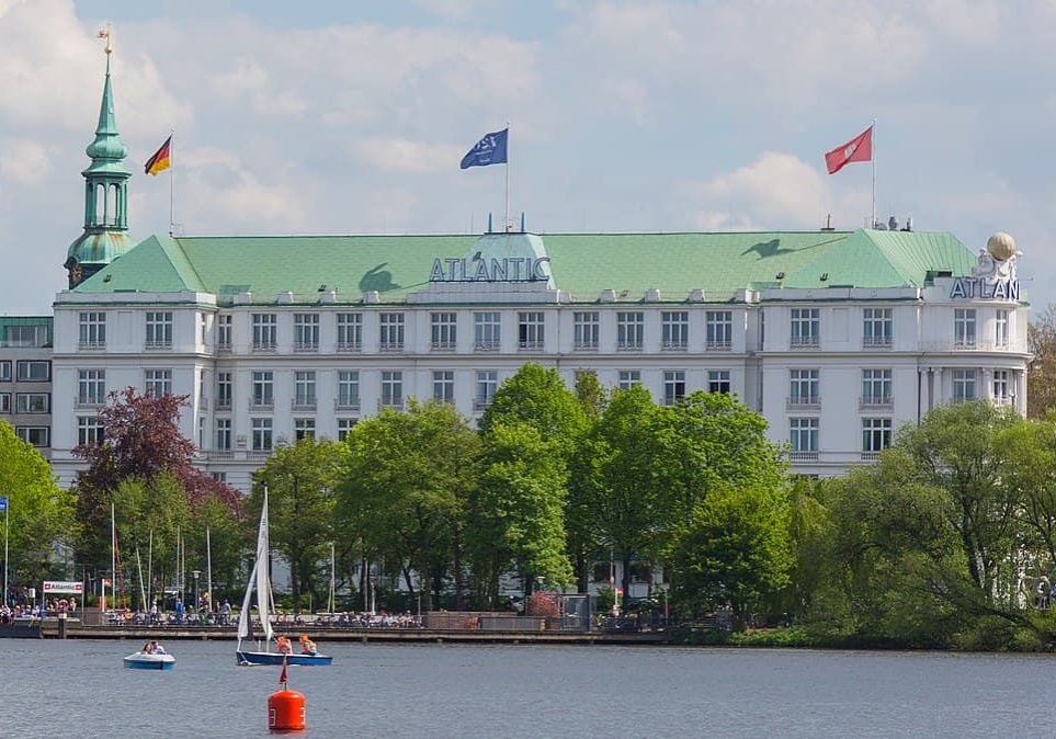 Hotel Atlantic + Schiffsanleger an der Außenalster in Hamburg
