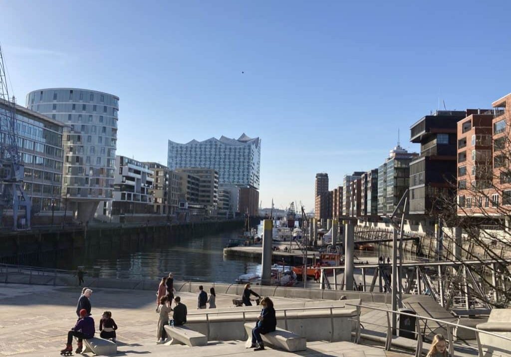 mehralsmakler.de HafenCity Sandtorkai Blick vom Sandtorkai Richtung Elbphilharmonie
