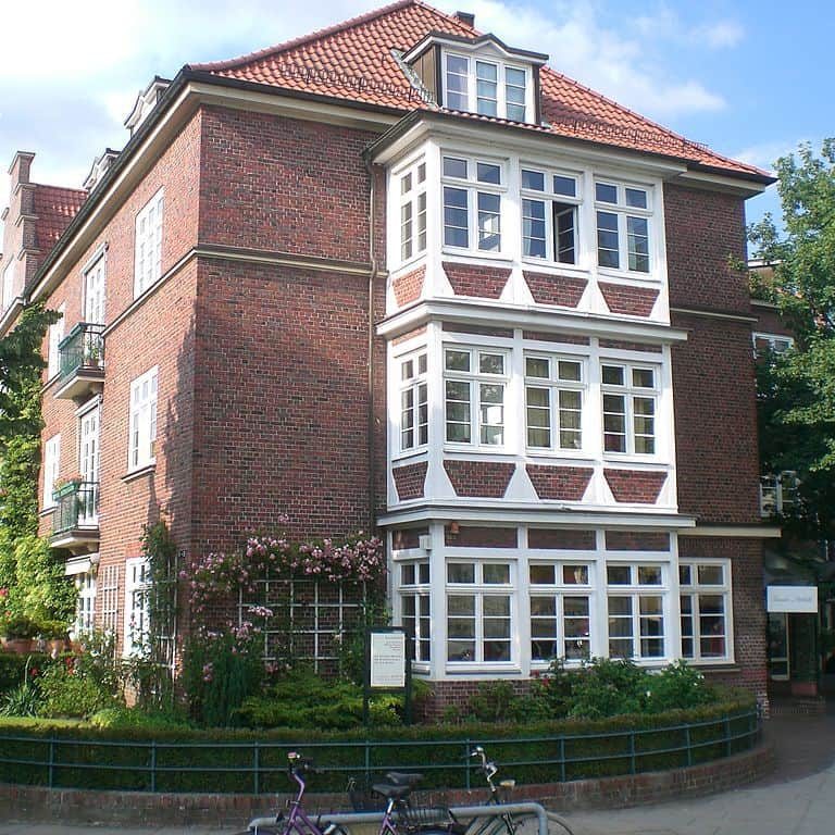 Rotklinker-Siedlungshaus im Leinpfad Ecke Maria-Louisen-Straße, Hamburg Winterhude
