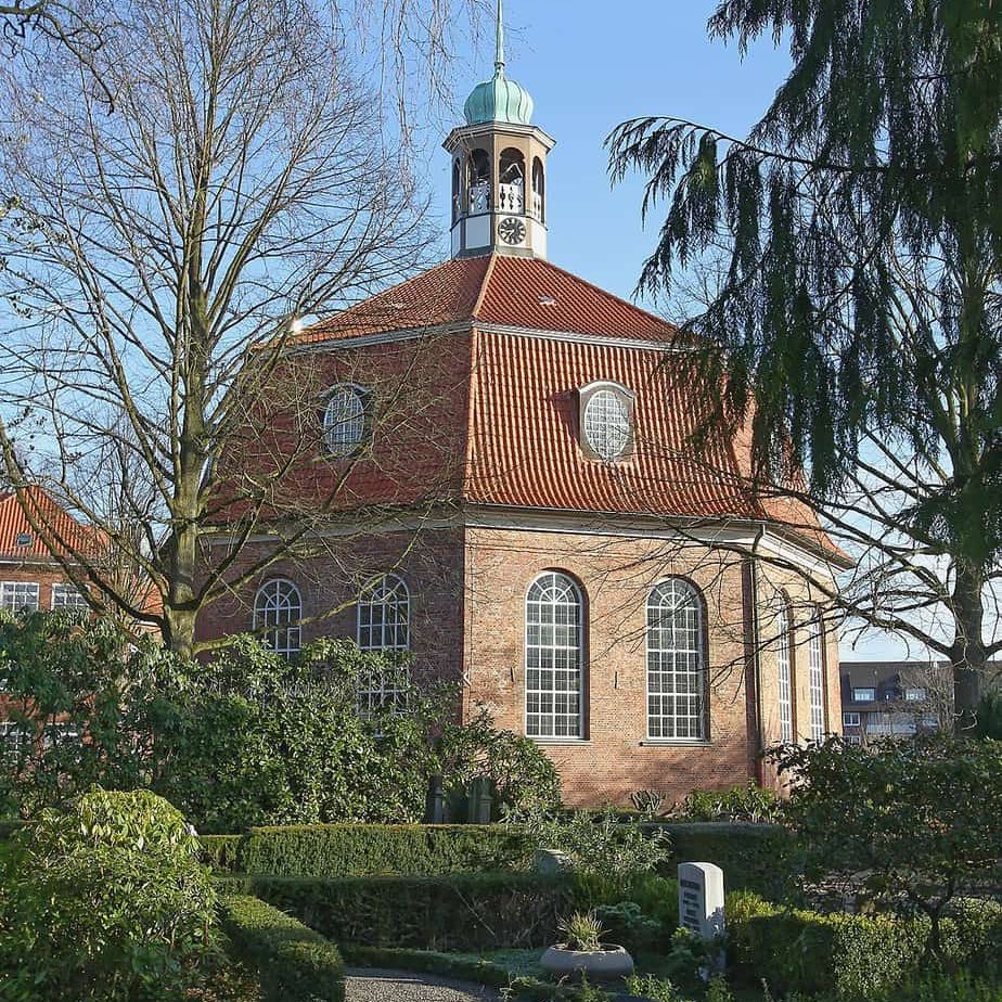 Achteckige Niendorfer Marktkirche und Friedhof in Hamburg Niendorf