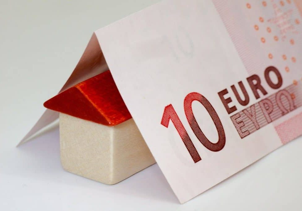 Bauklötzchen Haus mit 10 EURO-Schein als Dach