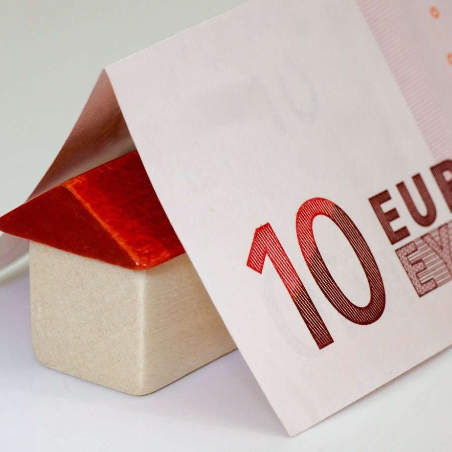 Bauklötzchen Haus mit 10 EURO-Schein als Dach